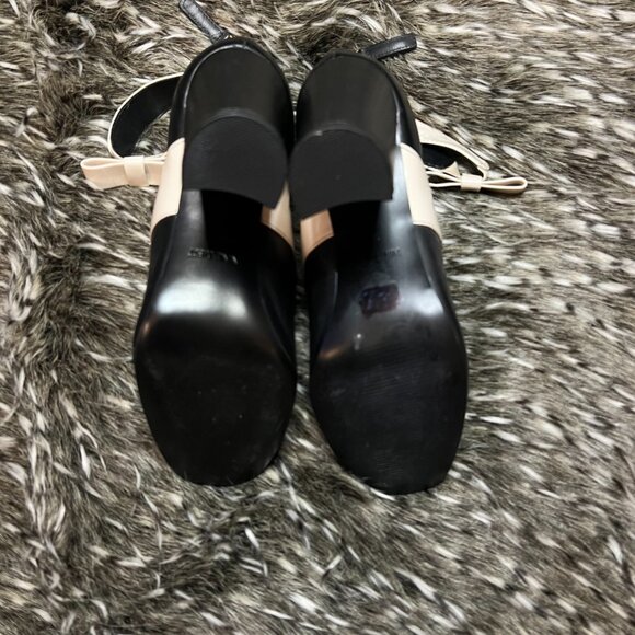 Elegant Black and Cream Women's Heels - Picture 5 of 6